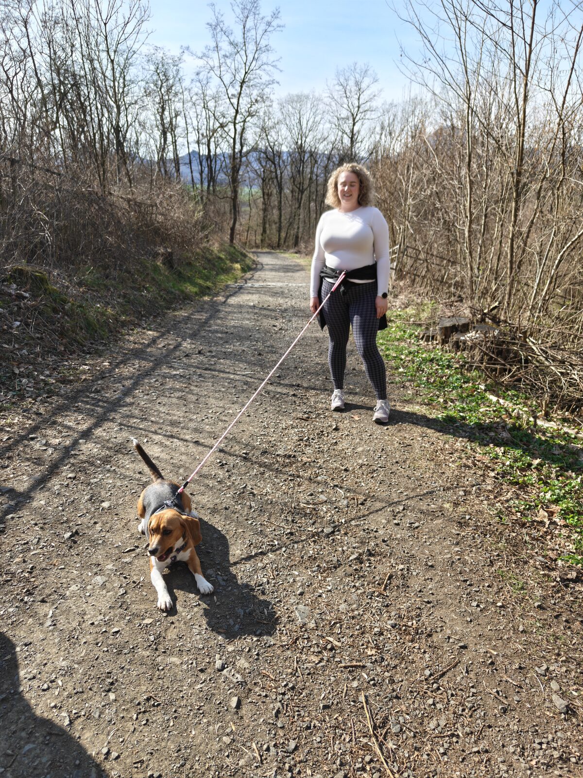 Pavlínka na procházce s Amálkou v lese